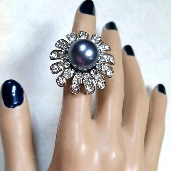 Vintage Faux Pearl and Rhinestone Flower Ring SZ 6 - Picture 13 of 16